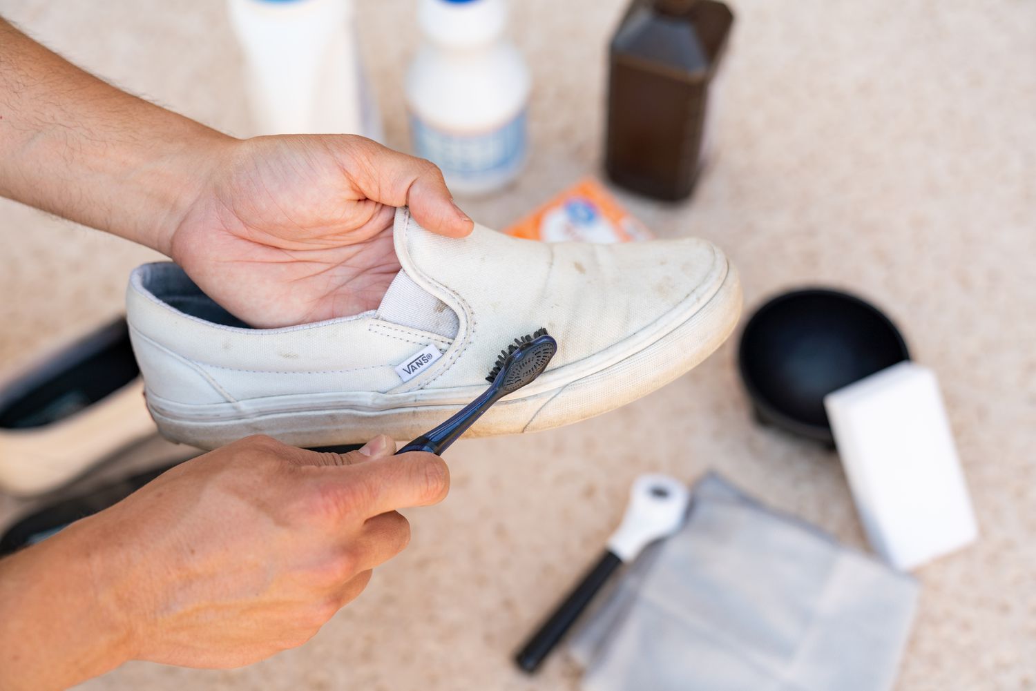 How to clean Vans tennis shoes in white by hand