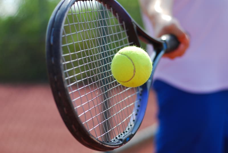 How to use a tennis racket for beginners with 6 popular methods