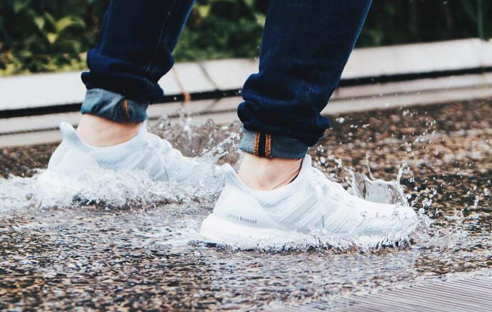 Water-resistant tennis shoes